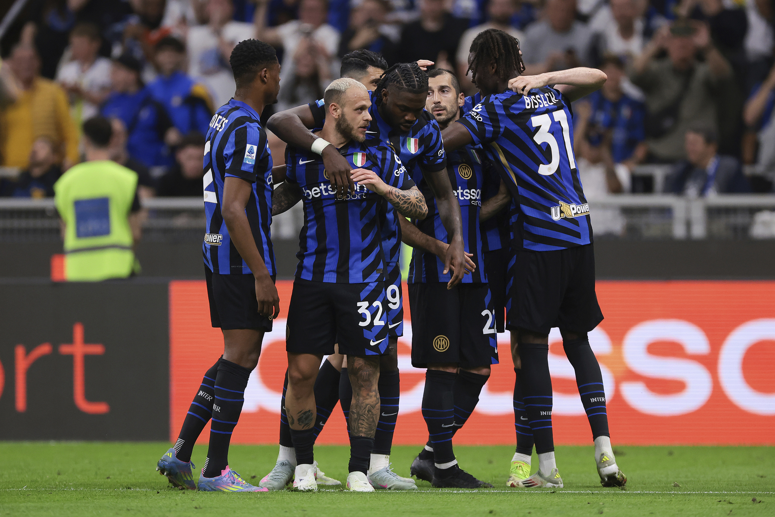 里程碑夜!国际米兰再遭质疑,中超今晚刷纪录,质疑声仍在,身体对抗强度拉满的简单介绍 里程碑夜!国际米兰再遭质疑,中超今晚刷纪录,质疑声仍在,身体对抗强度拉满的简单介绍